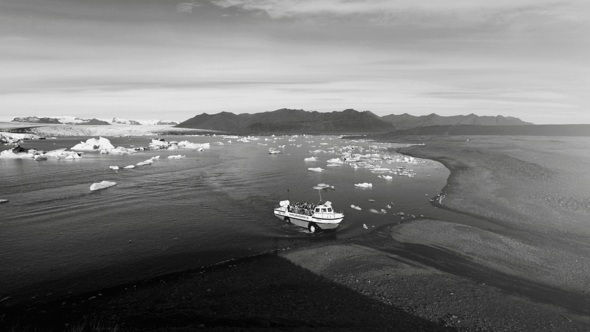 Myndefni fyrir Kviku var í klassískum svarthvítum lit og sýnir hér Jökulsárlón, hannað af Hér&Nú auglýsingastofu