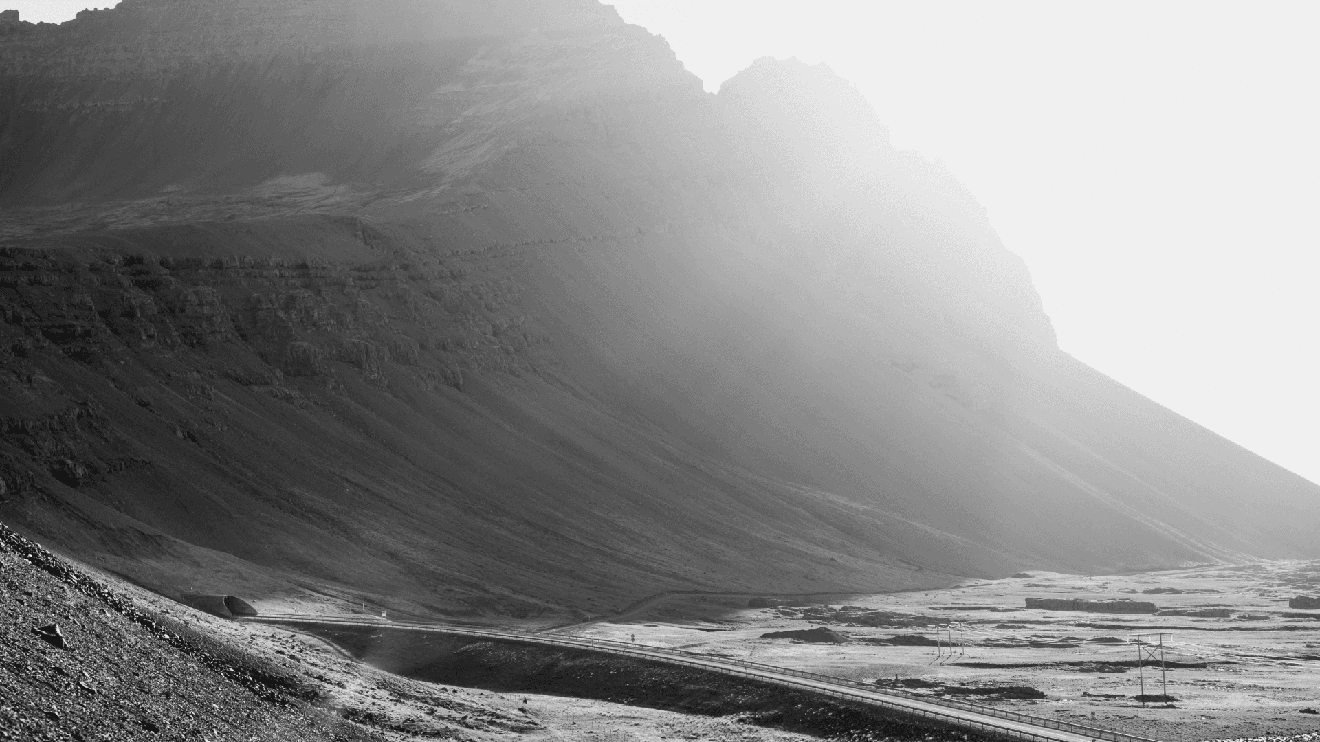 Fágað og svarthvítt myndefni fyrir mörkun Kviku sem hannað var af Hér og Nú auglýsingastofu