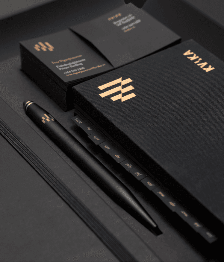 Allt bréfsefni og aðrar skrifstofuvörur fyrir innanhús notkunar voru hannaðar af Hér&Nú auglýsingastofu